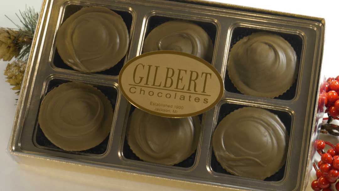 Extra-Large-Peanut-Butter-Cups-from-Gilbert-Chocolates closeup photo of peanut butter cups in clear lid box
